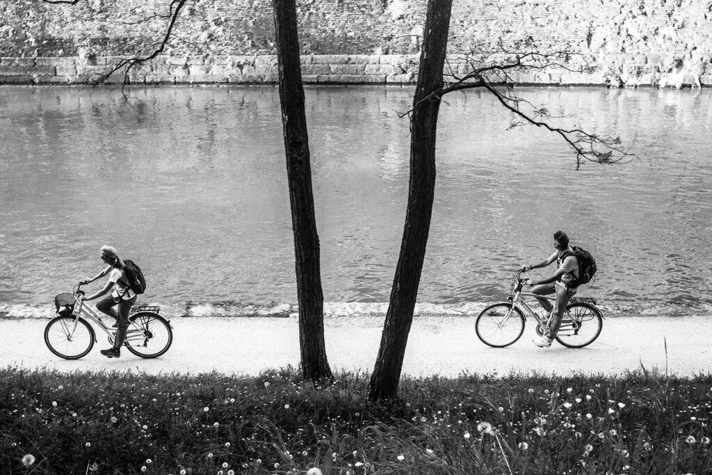Tandem domenicale tra il Garda e il Mincio. Street Photography, Black and White.