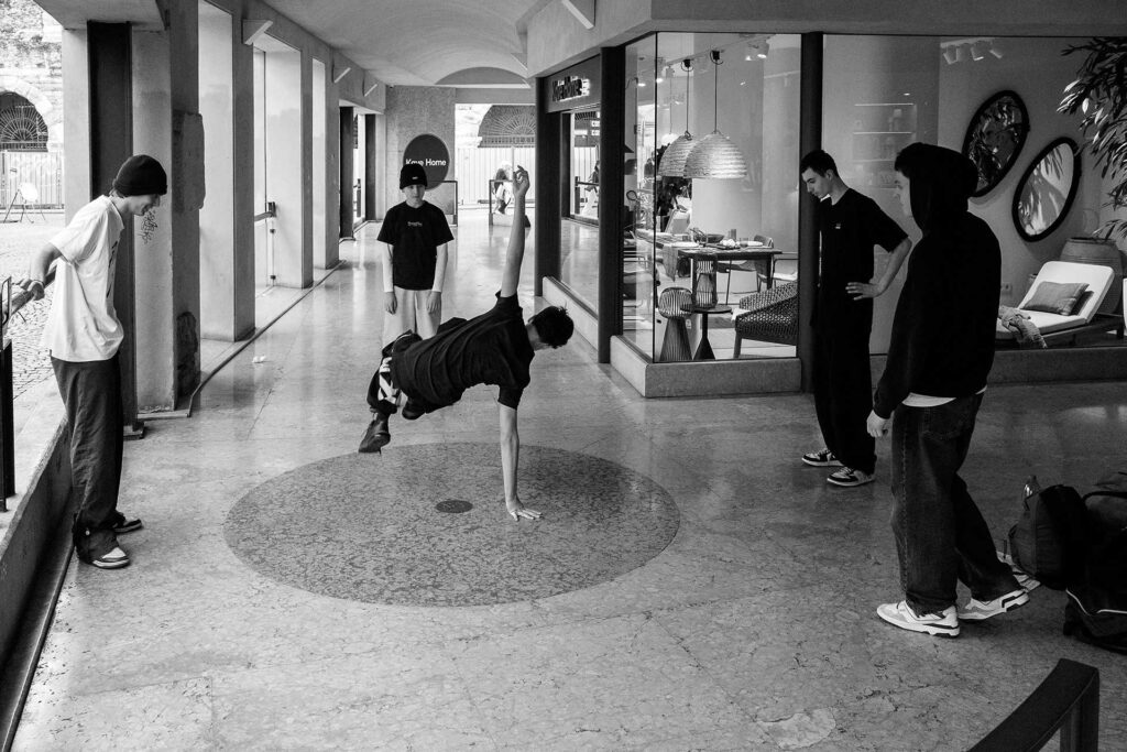Esibizione di Break dance sotto l'alla dell'Arena a Verona. Street Photography, Black and White.