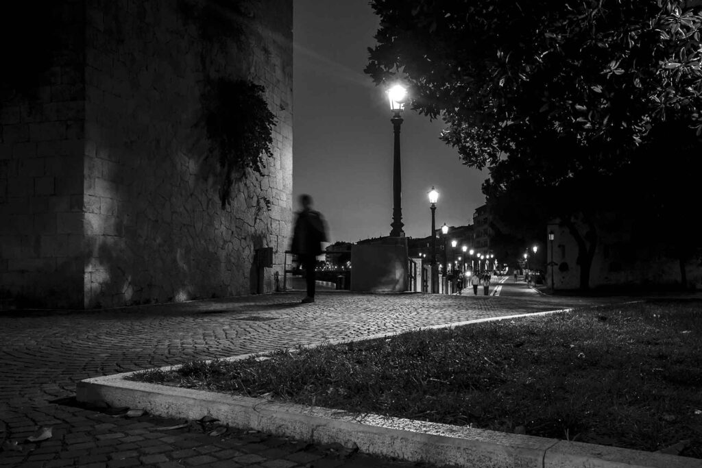 Sera d'inverno su Lungadige San Giorgio illuminato dai lampioni. Street Photography, Black and White.