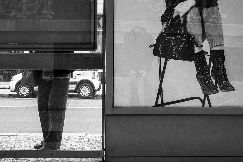 Contrasto visivo tra realtà e finzione pubblicitaria. Street Photography, Black and White.